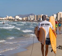 BonaOna Surf school , clases de surf en Mallorca . Niveles desde cero hasta intermedio .